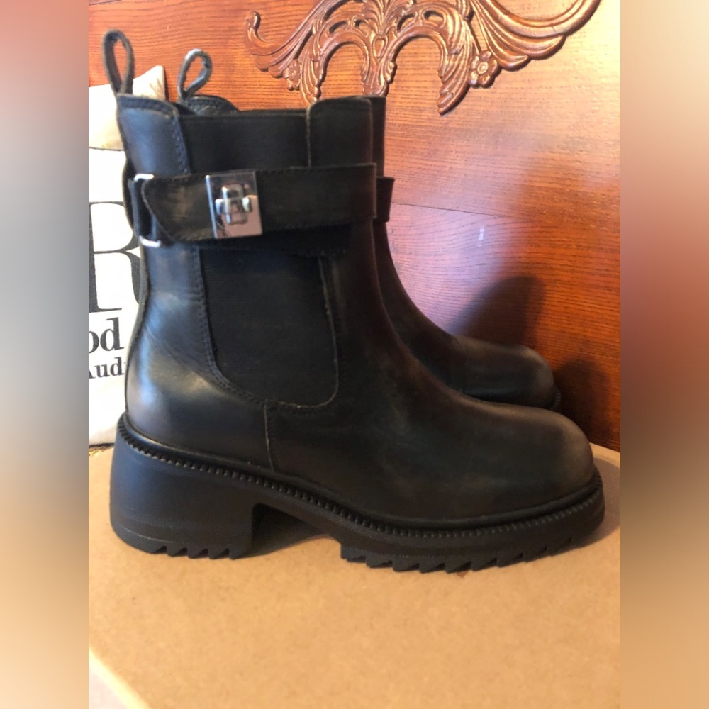 Women’s Steve Madden Gates Black Lug Sole Leather Ankle Boots
Size 9.5
Brand new - Picture 5 of 7